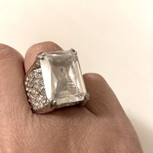 Silver ring with white zircon stones
So fancy 😍